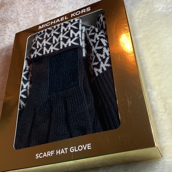 Michael Kors Three Piece Winter Set - Picture 9 of 10